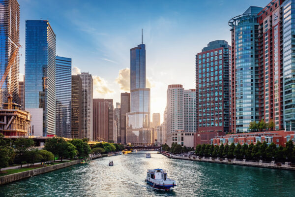 日落时分的芝加哥河城市景观