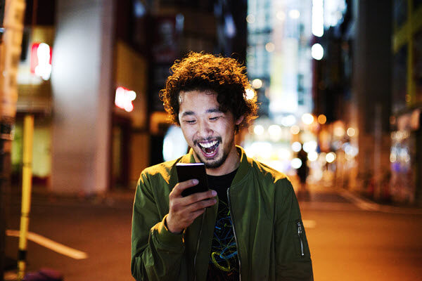 日本男子使用智能手机的照片