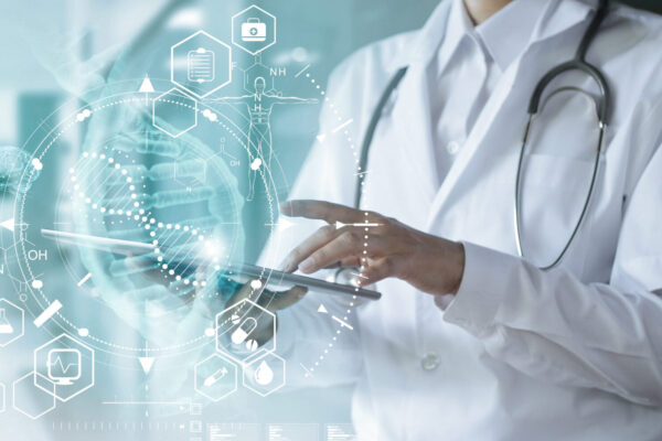 医生在平板电脑上触摸电子病历。Dna。全息图现代虚拟屏幕界面、医疗技术与未来概念的数字医疗与网络连接。